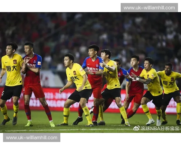 巅峰对垒之红：广州恒大与重庆斯威的绿茵史诗